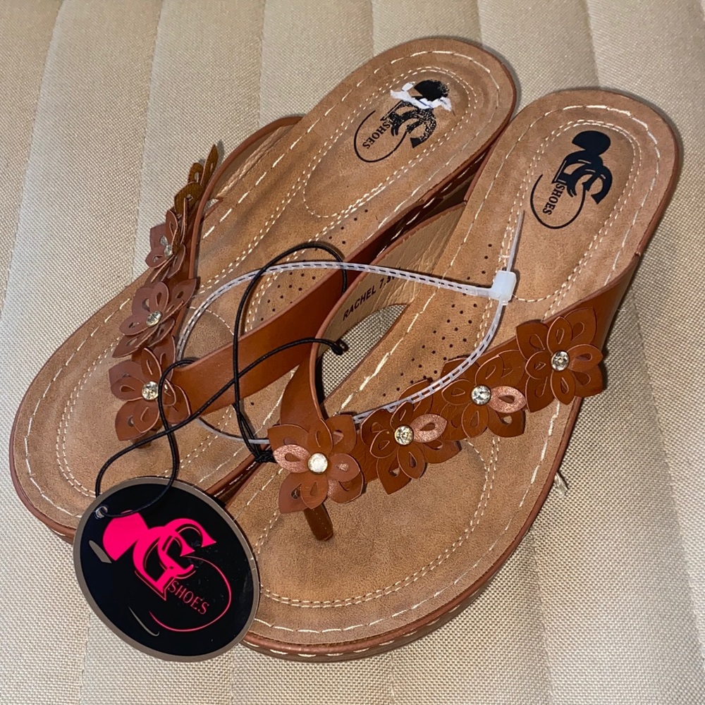 NWT EG SHOES Flower Cut-Out Wedge Sandals 7.5 Wide